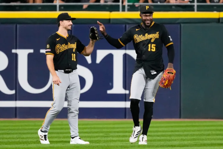 Pirates finish off sweep of first-place White Sox